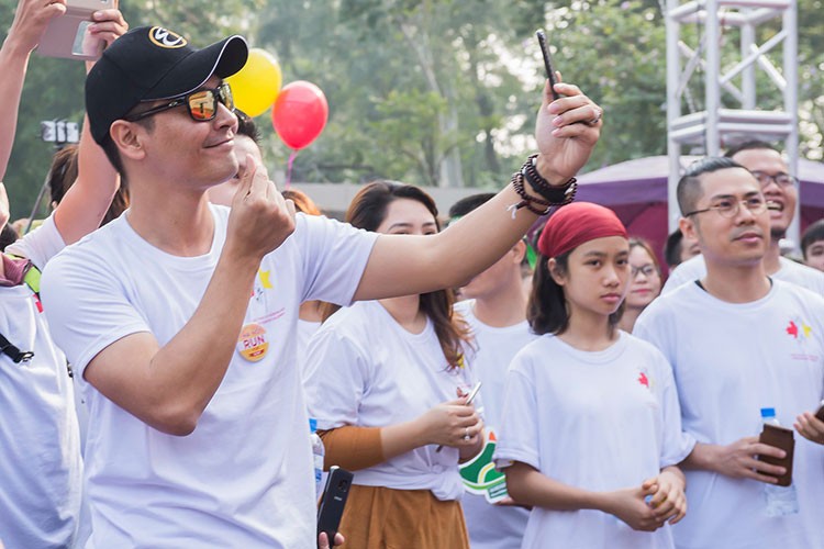 Hoa hau My Linh tuoi roi chay bo vi tre em Ha Noi-Hinh-6